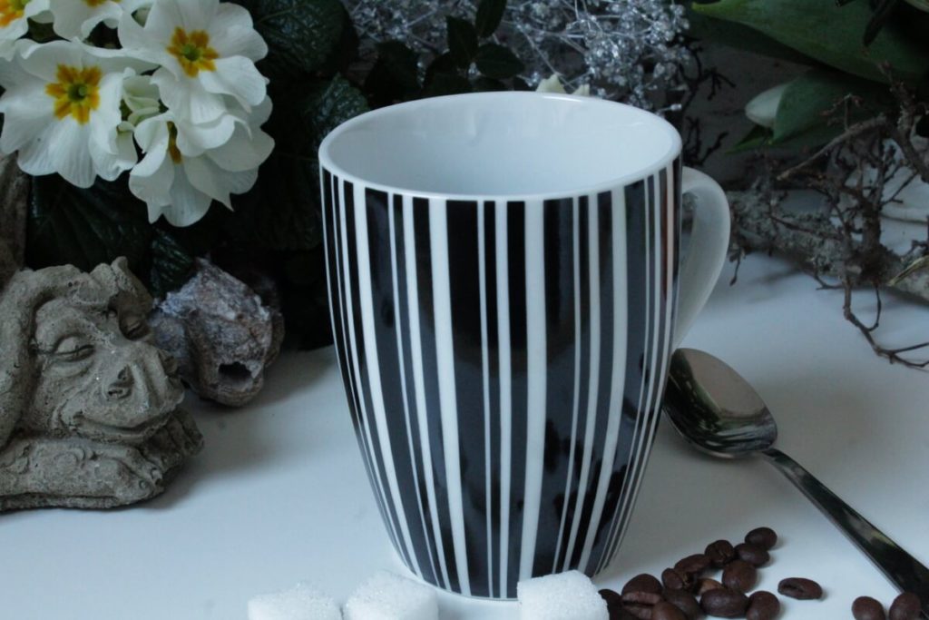 Henkelbecher Kaffeetasse weiss schwarz gestreift von Wurm ...