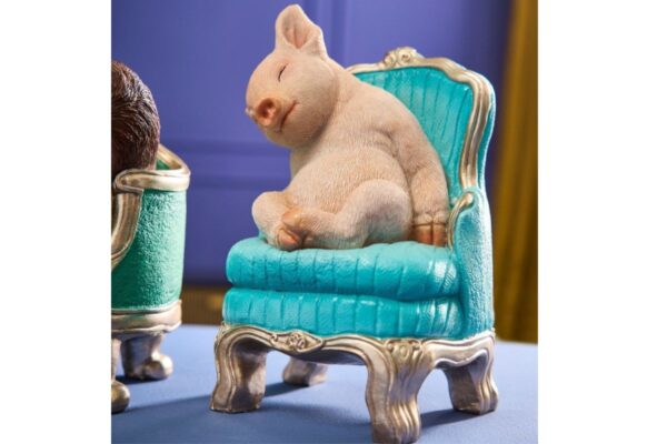 Werner Voß Dizzy Pig Schwein auf Sessel Dekofigur