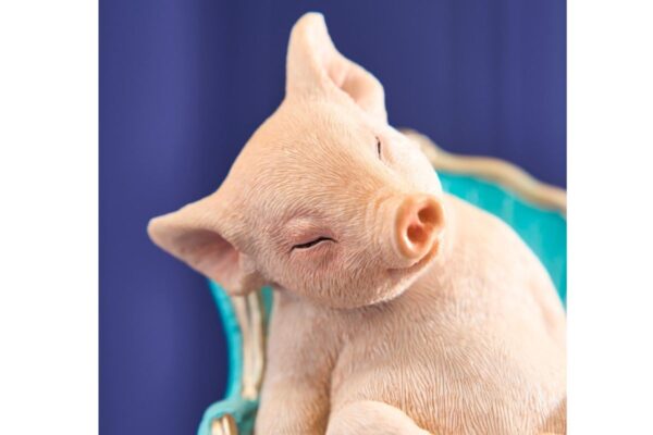Werner Voß Dizzy Pig Schwein auf Sessel Dekofigur